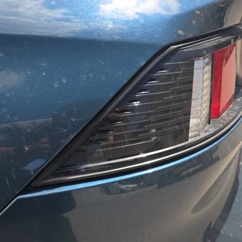 Peugeot 508'de Arka Stop Lambası Camı Yolda Ayrıldı, Güvenlik Tehlikesi