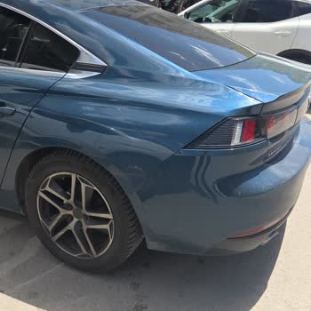 Peugeot 508'de Arka Stop Lambası Camı Yolda Ayrıldı, Güvenlik Tehlikesi