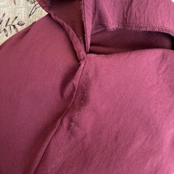 Stradivarius İstinyePark Bordo Midi Elbisesinde Tek Kullanımda İplik Dökülmesi Ve Askı Kopması