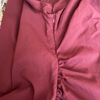 Stradivarius İstinyePark Bordo Midi Elbisesinde Tek Kullanımda İplik Dökülmesi Ve Askı Kopması