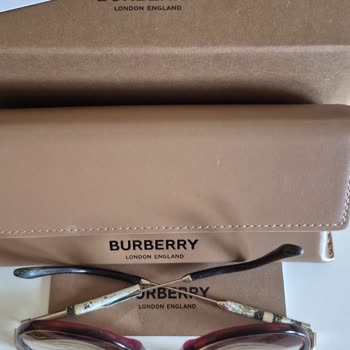 Burberry Gözlük Çerçevesinin Hızlı Soyulması Garantiden Değişim Talebi