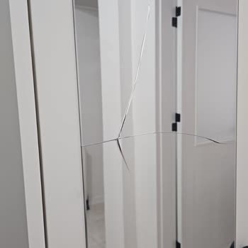 Kırık Vestiyer Aynası Teslim Edildi Acil Değişim Talebi