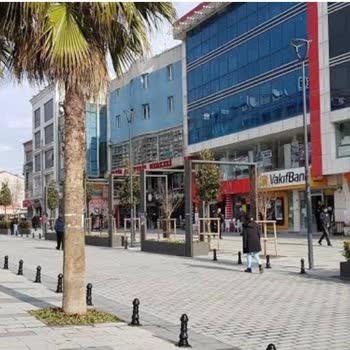 Arnavutköy Merkezinde Kozmetik Mağazası Olmaması Günlük Yaşamı Zorlaştırıyor