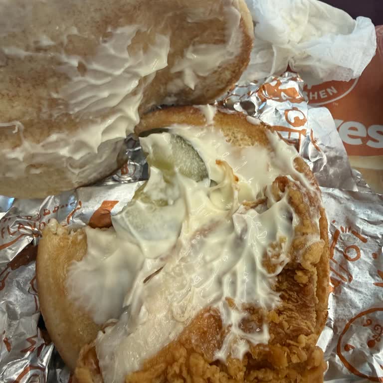 Popeyes Pendik XL Menüde Küçük Porsiyon, Sert Sandviç Ve Sıcak Kola Şikayeti
