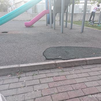 Çocuk Oyun Parkında Kirli Ve Bozuk Zemin Güvenlik Sorunu Yaratıyor