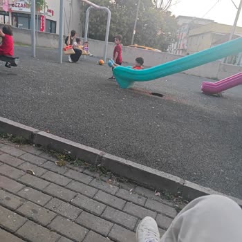 Çocuk Oyun Parkında Kirli Ve Bozuk Zemin Güvenlik Sorunu Yaratıyor