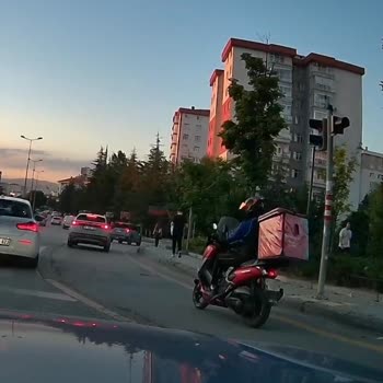 Yemeksepeti Kuryesinin Kırmızı Işık İhlali Trafiği Tehlikeye Atıyor