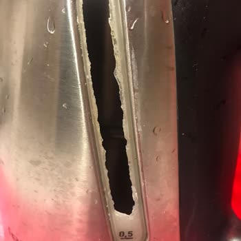 Tefal Kettle Su Göstergesi Çatladı Ve Plastik Parça Dağıldı