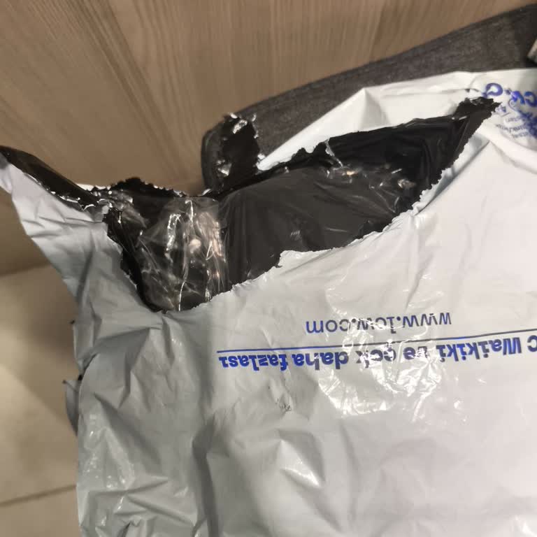 LCW Mağazasından Eksik Çocuk Bluzu Ve Yırtık Kargo Poşeti Sorunu