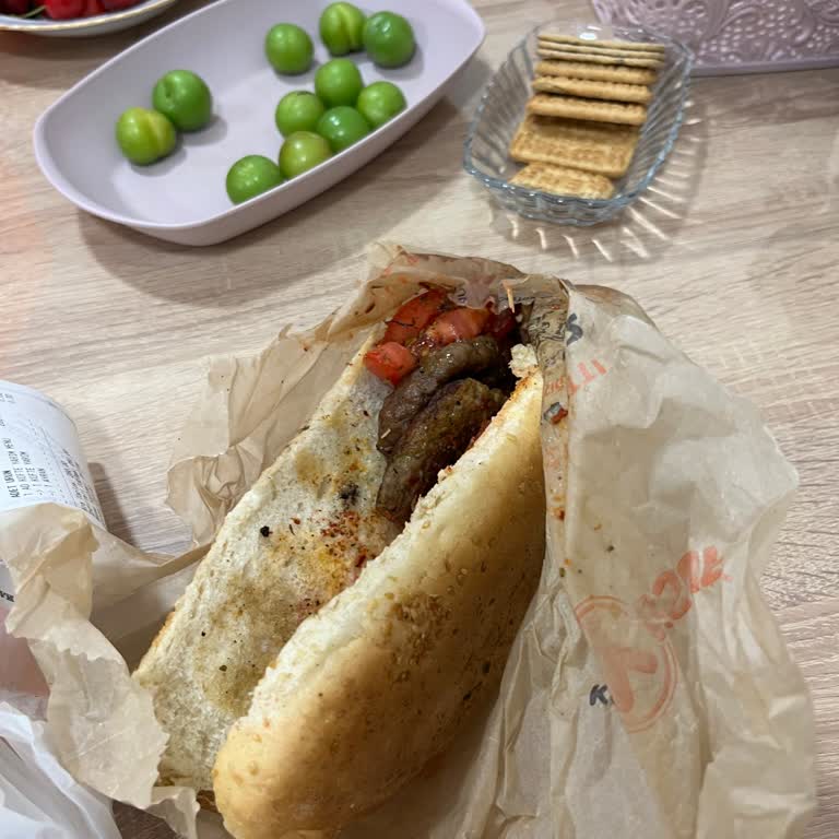 Paketleme Özensizliği Bayat Ekmek Ve Dökülen Malzemeler