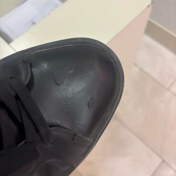 Calvin Klein Ayakkabısında Kesik Ve Boya Sorunu, Kullanıcı Hatası Reddi