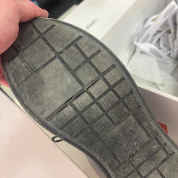 Calvin Klein Ayakkabısında Kesik Ve Boya Sorunu, Kullanıcı Hatası Reddi