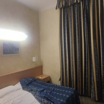 Roma Miramar Otelindeki Havasız Ve Rutubetli Odalar İçin Acil Otel Değişikliği Talebi