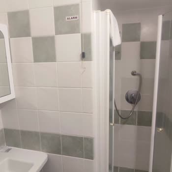 Roma Miramar Otelindeki Havasız Ve Rutubetli Odalar İçin Acil Otel Değişikliği Talebi