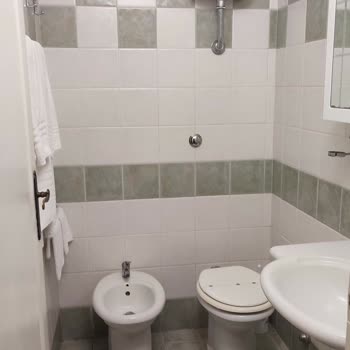 Roma Miramar Otelindeki Havasız Ve Rutubetli Odalar İçin Acil Otel Değişikliği Talebi