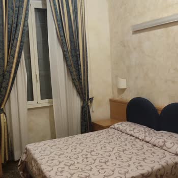 Roma Miramar Otelindeki Havasız Ve Rutubetli Odalar İçin Acil Otel Değişikliği Talebi