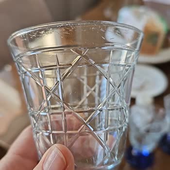 Margerie Crystal Bardakların Yüzeylerinde Defolar Ve Çizikler Var