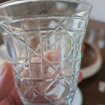 Margerie Crystal Bardakların Yüzeylerinde Defolar Ve Çizikler Var