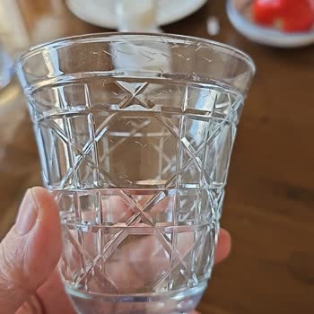 Margerie Crystal Bardakların Yüzeylerinde Defolar Ve Çizikler Var