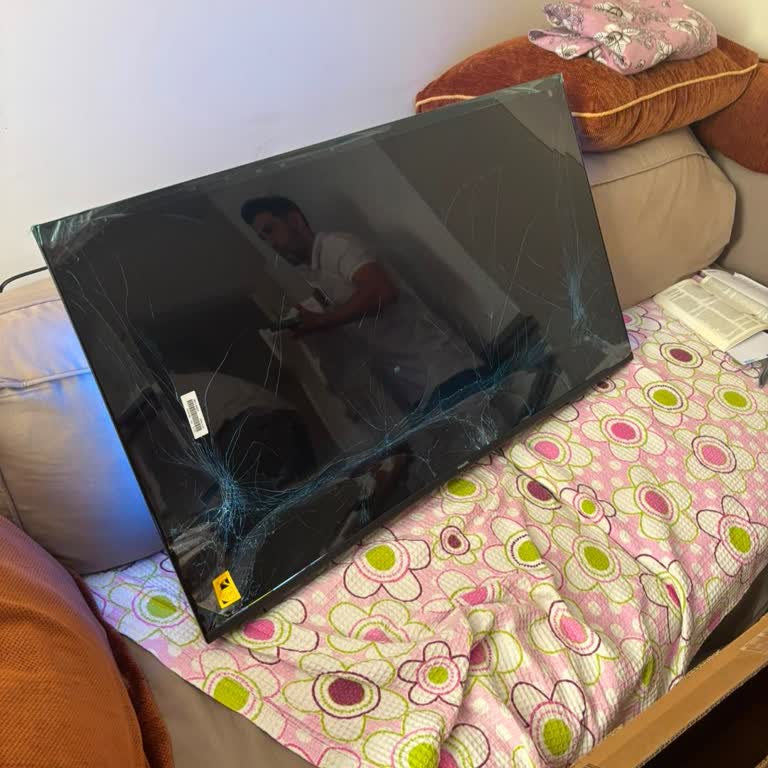 Philips Televizyon Ekranı Kırık Teslim Edildi, Servis Gecikmesi Ve Bilgi Eksikliği