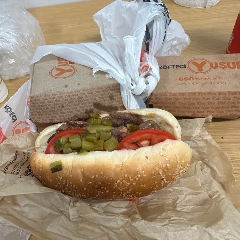 Tam Köfte Ekmekte Küçük Ekmek Ve Az Köfte