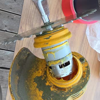 Assur Çim Biçme Makinesinde Duman Ve Erime Sorunu, Servis İletişimi Yok