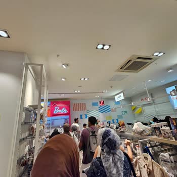 LCW Sultanbeyli Mağazasında Kasa Personeli Yetersizliği Ve Uzun Bekleme Süresi