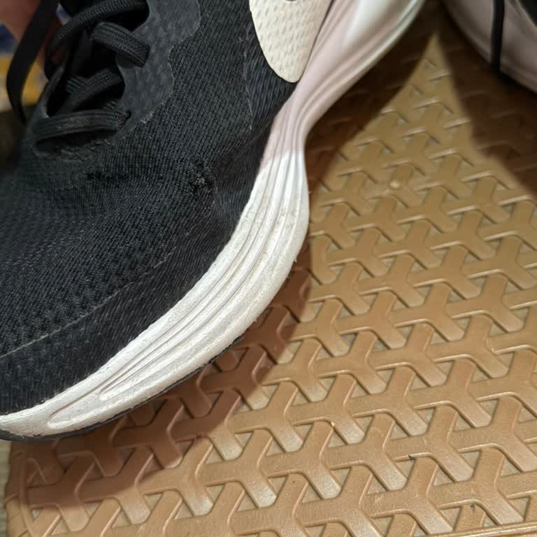 Üç Ayda Nike Ayakkabısında Delik Ve Yırtık: Kalite Hayal Kırıklığı