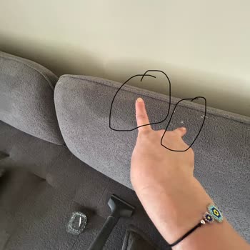 Kedinin Tırnakları Koltukta Delik Açıyor Ve Alt Astar Açılıyor