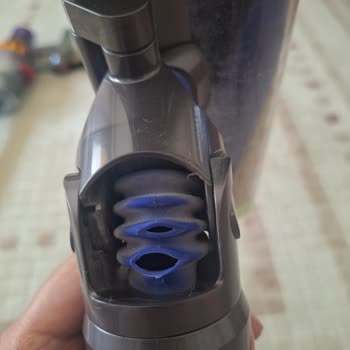 Dyson V15S Lazer Başlığındaki Plastik Parça 5 Ayda Yırtıldı, Garanti Reddedildi