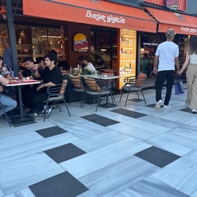 Sigara Yasağına Uymayan Restoranda Soğuk Hamburger Ve Eksik İçerik