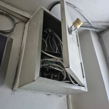 Kablo Net Dağıtım Panosunun Kapağı Açık