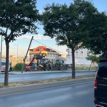 Beylikdüzü Kavaklı Mahallesi'nde Otobüs Durağını Tehdit Eden Elektrik Direği Ve Düşen Kablolar İçin Acil Önlem