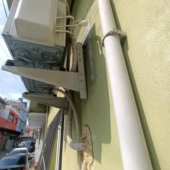 Düşmek Üzere Olan Klima Ünitesi Güvenlik Riski Oluşturuyor, Servis 7 Gün Bekletiyor