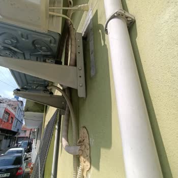 Düşmek Üzere Olan Klima Ünitesi Güvenlik Riski Oluşturuyor, Servis 7 Gün Bekletiyor