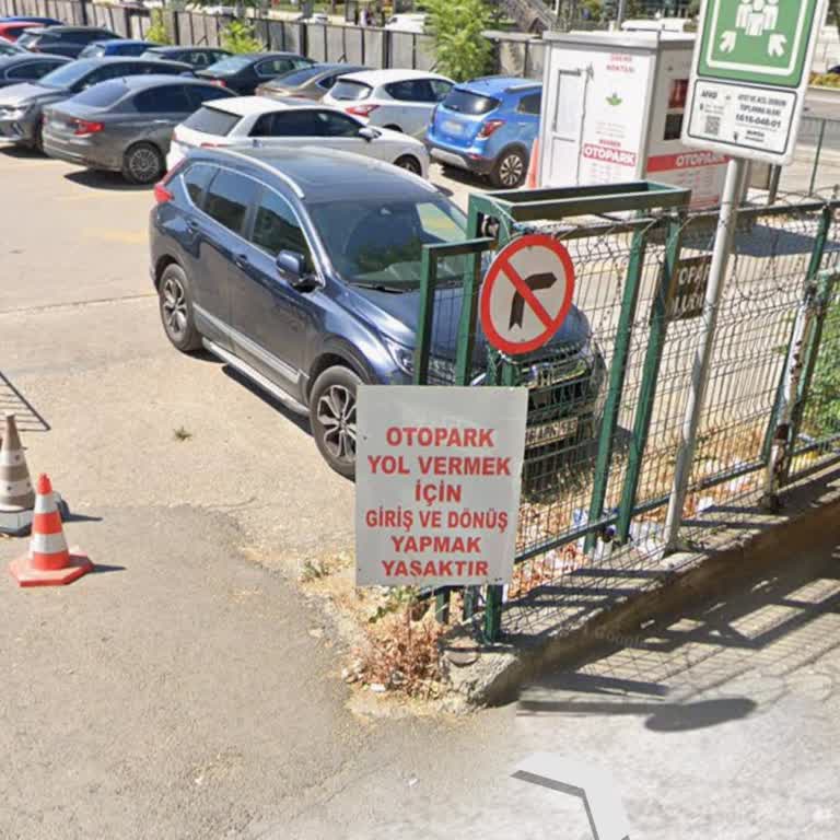 Hayat Hastanesi Parkı Kapalı, Araç Mahsur Kaldı Ve Yardım Bulamıyorum