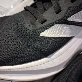 İki Adidas Ayakkabının Aynı Bölgesinde Yırtılma: Üretim Hatası Reddi Ve İade Talebi
