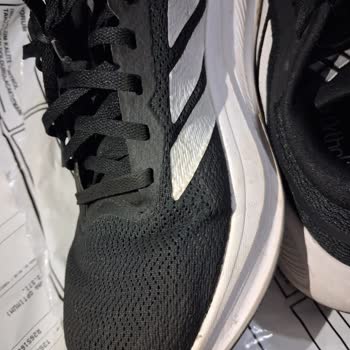 İki Adidas Ayakkabının Aynı Bölgesinde Yırtılma: Üretim Hatası Reddi Ve İade Talebi