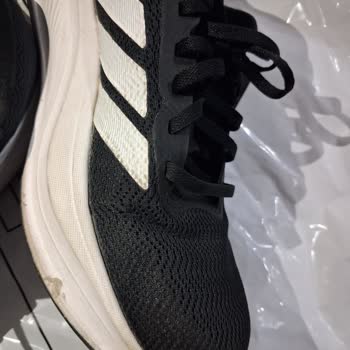 İki Adidas Ayakkabının Aynı Bölgesinde Yırtılma: Üretim Hatası Reddi Ve İade Talebi