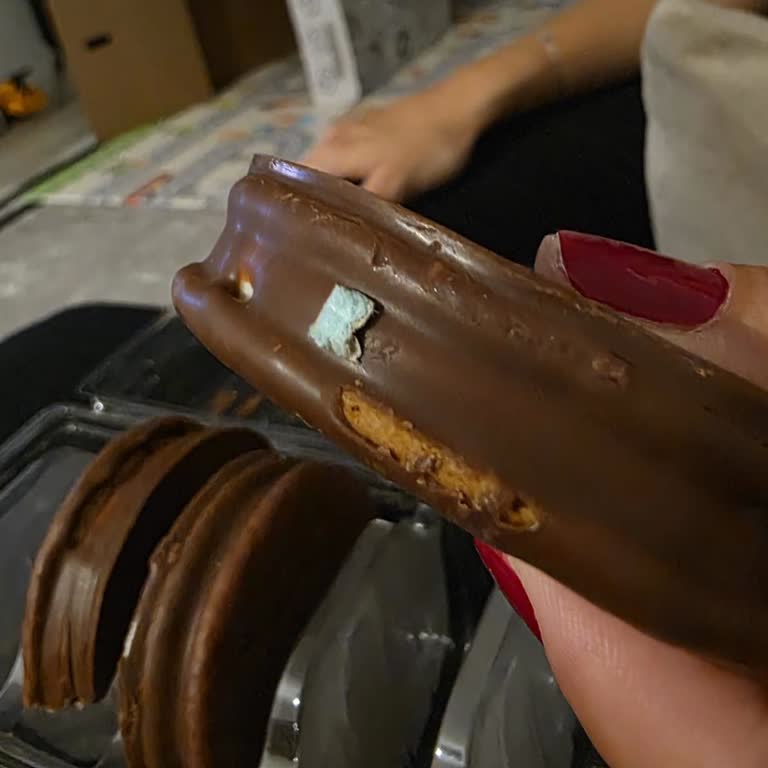 Ülker Halley Paketi İçinden Plastik Parça Çıktı: Sağlık Ve Hijyen Endişesi