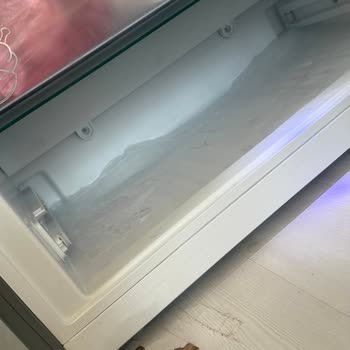 Arçelik Buzdolabının Sürekli Buzlanması Ve Zarar Görmüş Parkeler İçin Değişim İsteği