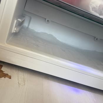 Arçelik Buzdolabının Sürekli Buzlanması Ve Zarar Görmüş Parkeler İçin Değişim İsteği
