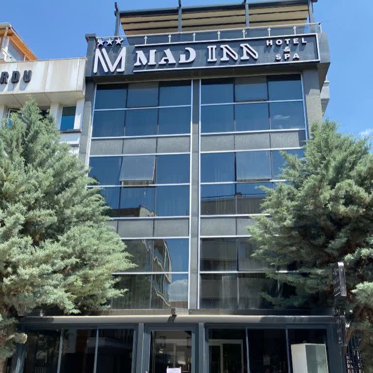 Mad Inn Hotel & SPA'da Kapalı Otel Nedeniyle İki Rezervasyonun İadesi Ve Tazmini Talebi
