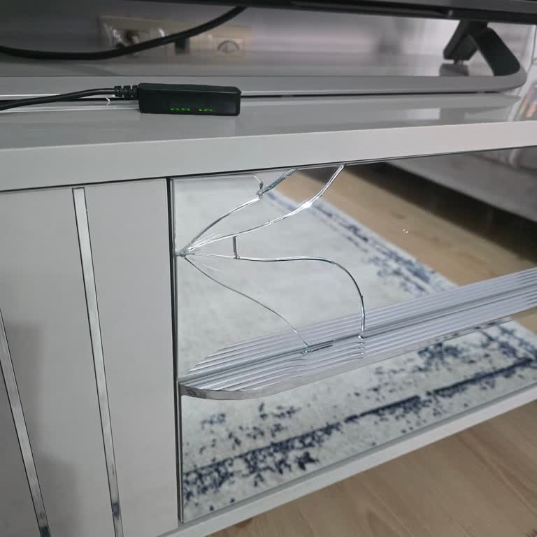 Kırık TV Ünitesi Aynası Ve Cevapsız Teknik Servis
