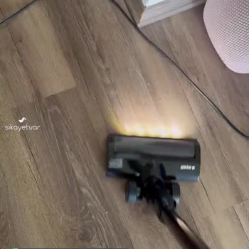Arçelik Dikey Süpürge Çektiğini Geri Boşaltıyor