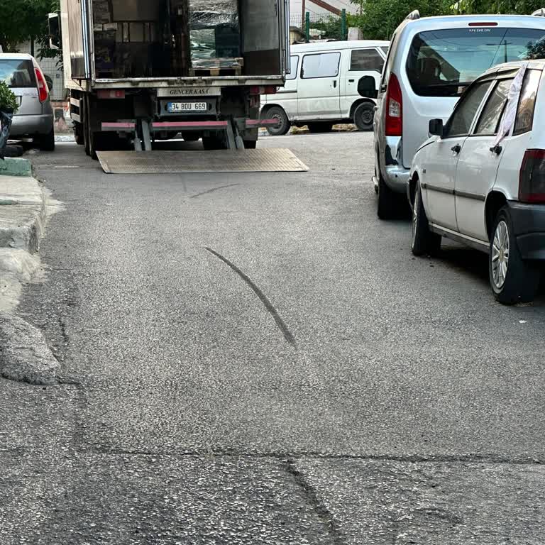 BİM Önünde Kamyonun Demir Rampası Lastiğime Zarar Verdi