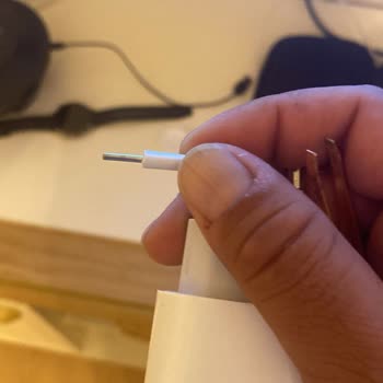 Apple Şarj Adaptöründeki Fiş Diş Takılı Kalması Nedeniyle Elektrik Çarpması