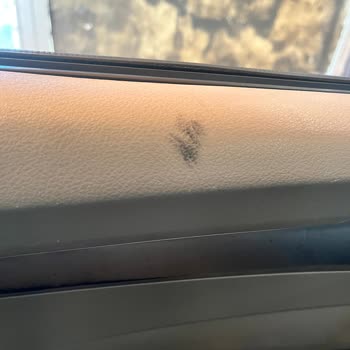 Söğüt Oto Cam’da Cam Değişimi Sonrası Torpido Çizildi Ve İletişim Yok