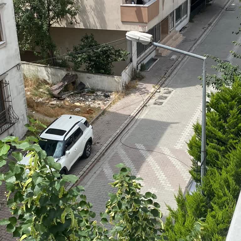 Sokakta Sarkık Kablo Çocuk Ve Araç Güvenliğini Tehdit Ediyor