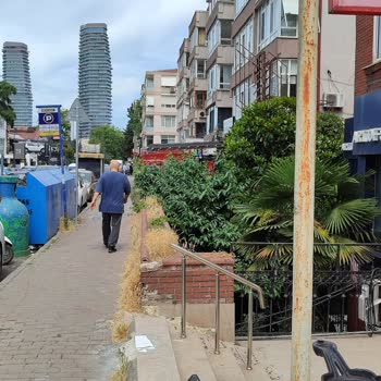 Mağaza Önündeki Çöp İstasyonu Görüntü Ve Koku Kirliliği Yaratıyor